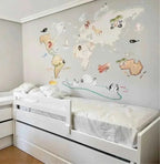 Vinilo Decorativo Infantil Mapamundi con Animales XL 220x120cm - SUEÑOS DE CIGÜEÑA