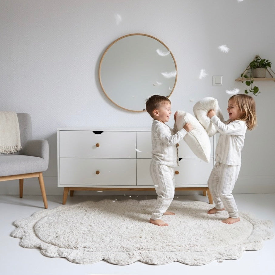 Alfombra infantil ovalada MARISA color crudo con borde en ondas 100x150cm