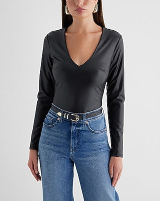 Express Women's Body Contour Faux Leather V-Neck Long Sleeve Bodysuit in Pitch Black