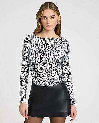 Express Women's Boat Neck Long Sleeve Ruched T-Shirt in B&w Print