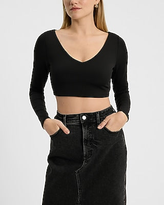 Express Women's Body Contour High Compression V-Neck Long Sleeve Crop Top in Pitch Black