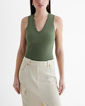 Express Women's Silky Soft Fitted V-Neck Sweater Tank Top in Green Small