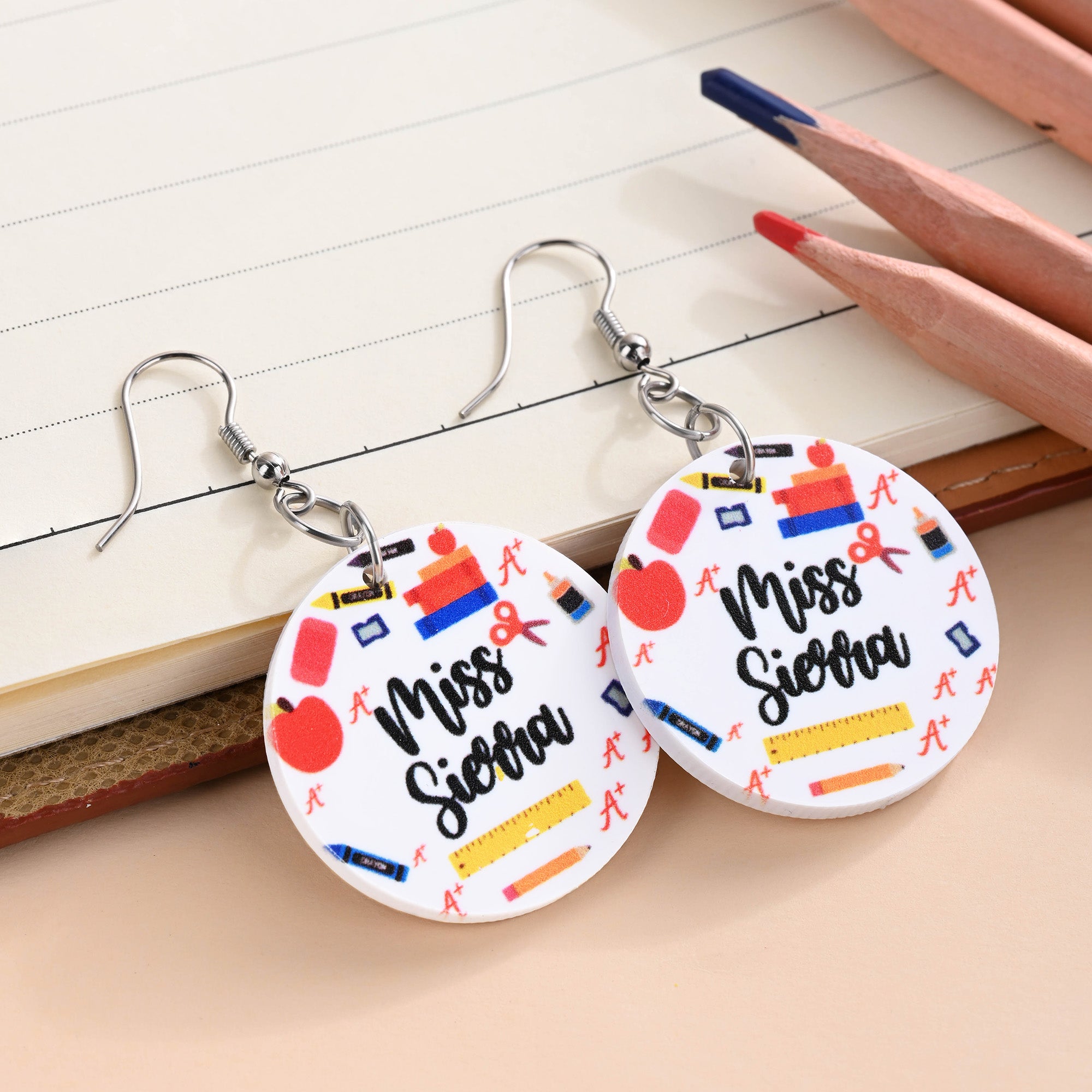 Personalizar Manzanas Lápices Crayones Grapadoras Acrílico Colgante Pendientes con Nombre Día del Maestro Cumpleaños Regalo para el Maestro