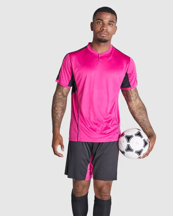 Conjunto deportivo unisex con combinación de tres tejidos, camiseta con cuello mao y apertura mediante broche de presión, interior de la manga en