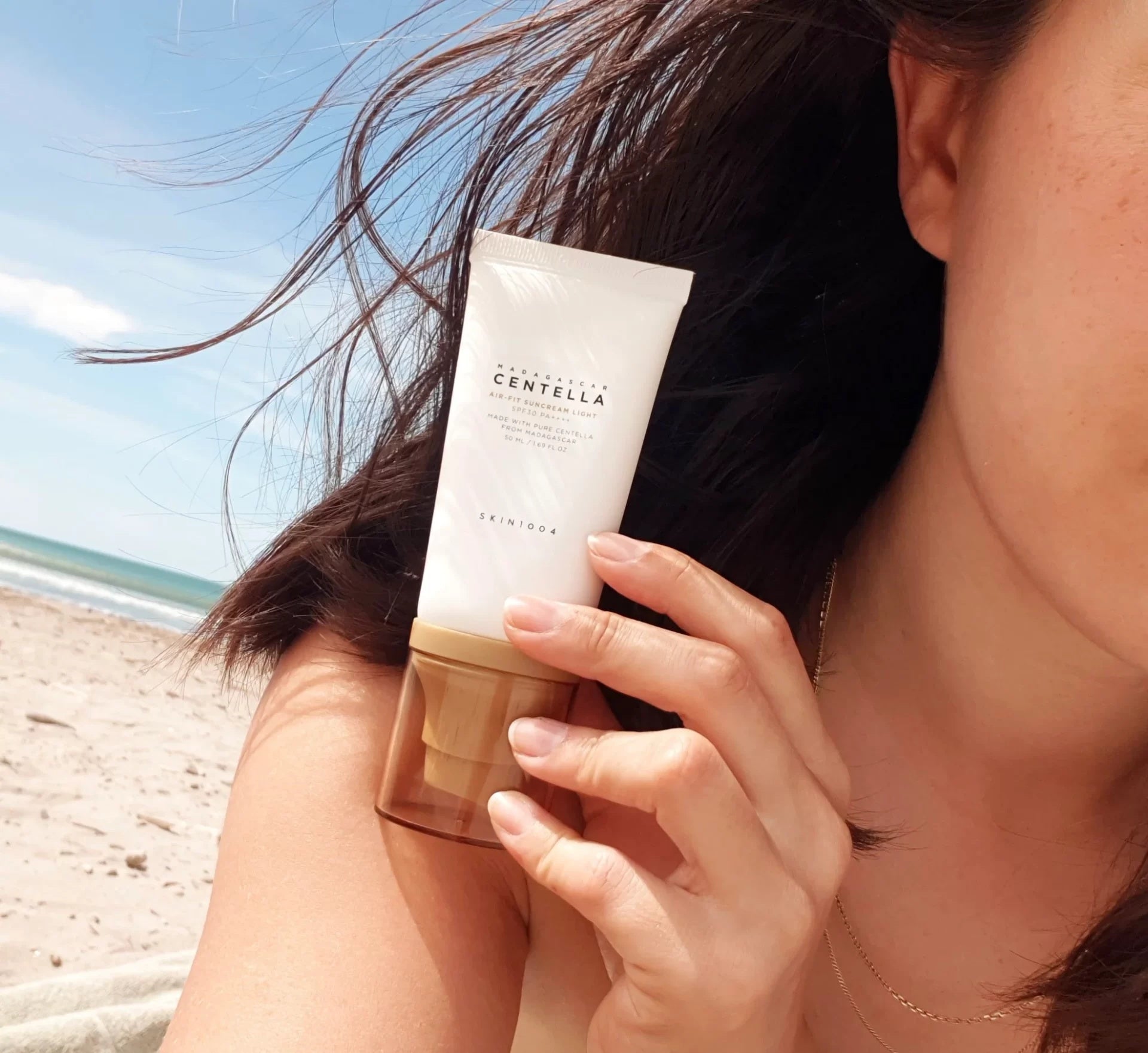 Skin1004 - Protector Solar Ligero con Centella de Madagascar – Air-Fit Suncream Light SPF50+ PA++++ (50ml)