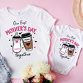 Personalizado Nuestro Primer Día de la Madre Botella de Leche Taza de Café 100% Algodón Body de Bebé Camiseta de Adulto con Nombre Regalo de Cumpleaños para Bebés Recién Nacidos Mamás