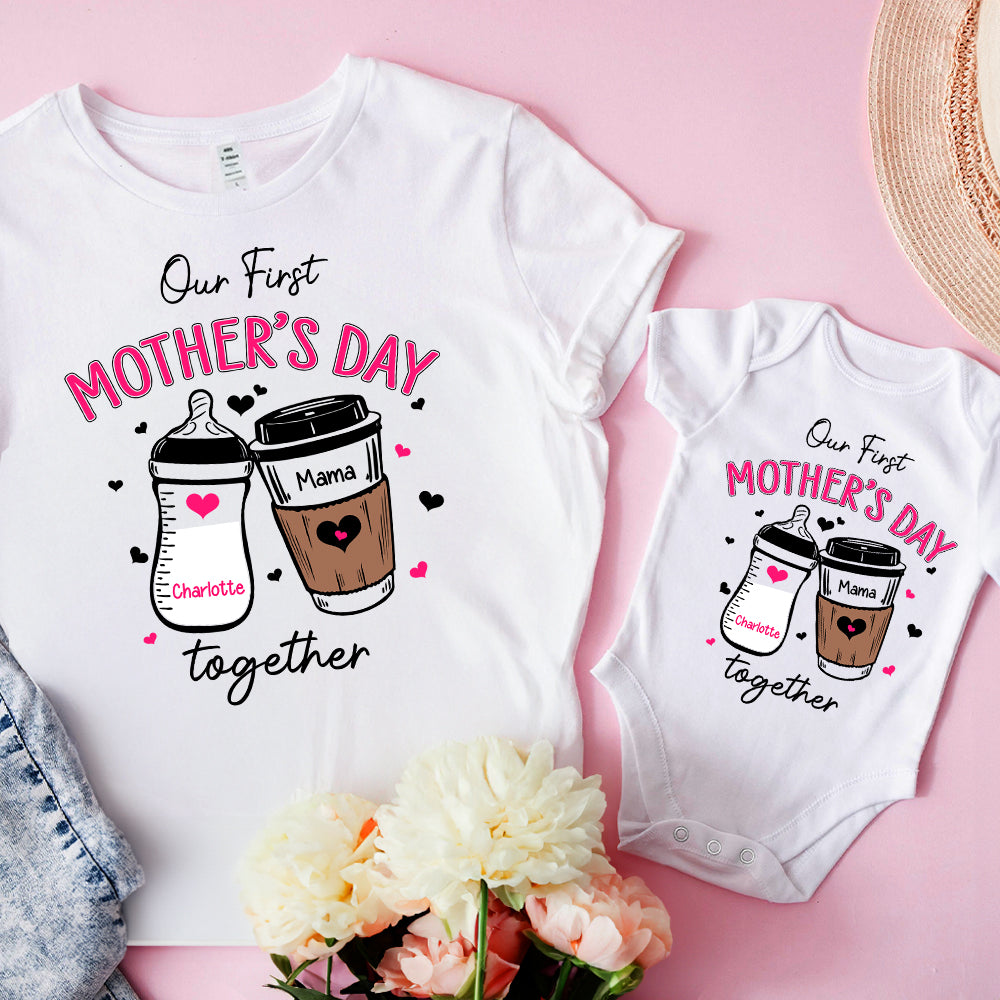 Personalizado Nuestro Primer Día de la Madre Botella de Leche Taza de Café 100% Algodón Body de Bebé Camiseta de Adulto con Nombre Regalo de Cumpleaños para Bebés Recién Nacidos Mamás
