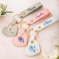 Personalizada de nacimiento de flores en forma de corazón PU llavero de cuero con el nombre de la mochila Accesorios Fiesta de Boda Cumpleaños Regalo para las mujeres damas de honor