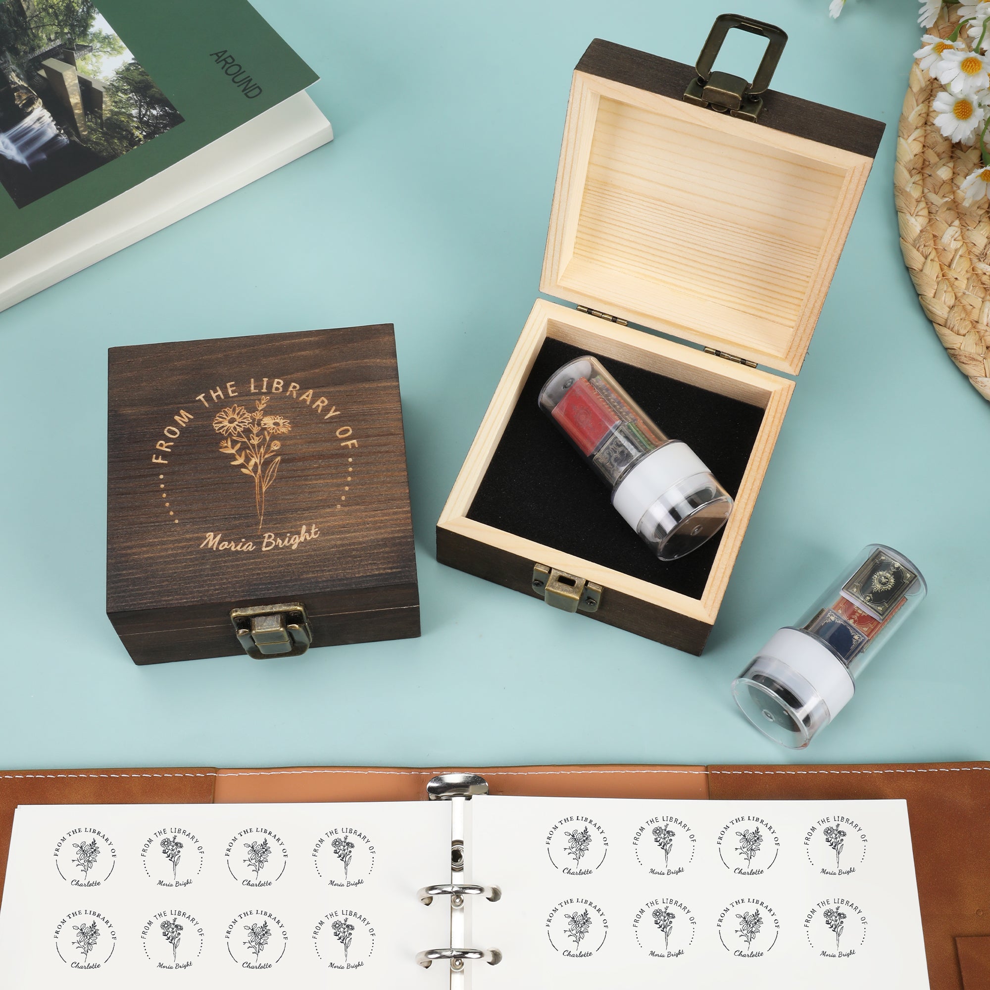 Sello de Libro Personalizado Flor de Nacimiento con Caja de Madera y Nombre Regalo de Cumpleaños de Vuelta al Cole para Bibliotecaria Amante de los Libros