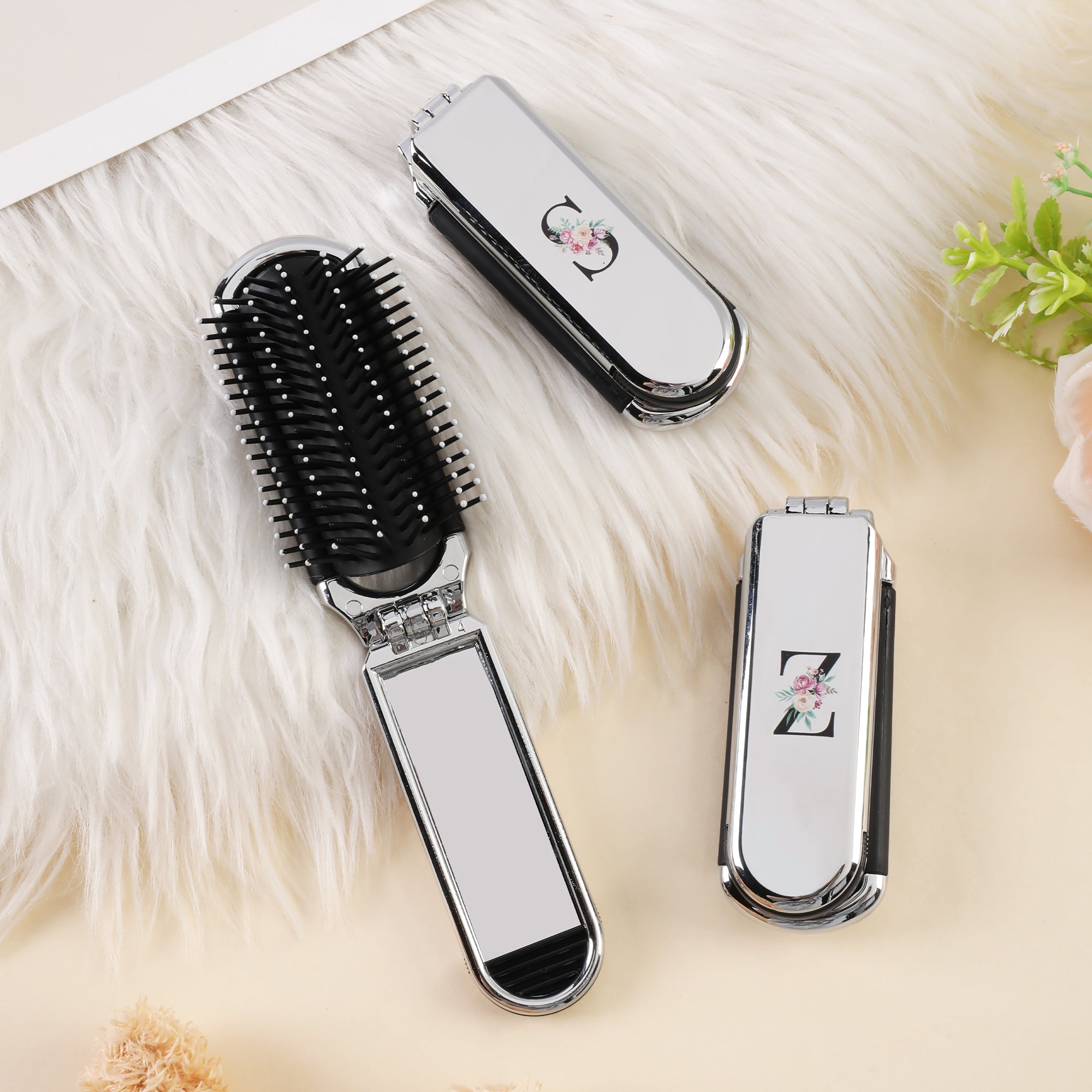Espejo de maquillaje personalizado con estilo floral portátil 2 en 1 plegable Cepillo para el pelo con inicial Uso diario Día de la madre Cumpleaños Regalo para mamá Mujeres Niñas