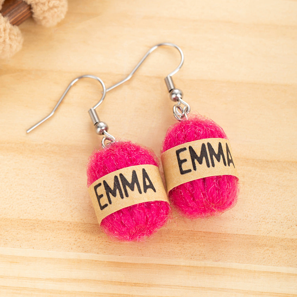 Pendientes personalizados de bolas de hilo con nombre Joyería minimalista Regalo de cumpleaños Aniversario para amantes del ganchillo Punto