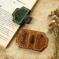 Personalizado Grabado Nacimiento Flor Marcapáginas de cuero Clip con nombre y titular de la pluma de uso diario de la oficina de cumpleaños de regalo para la familia amigo ratón de biblioteca