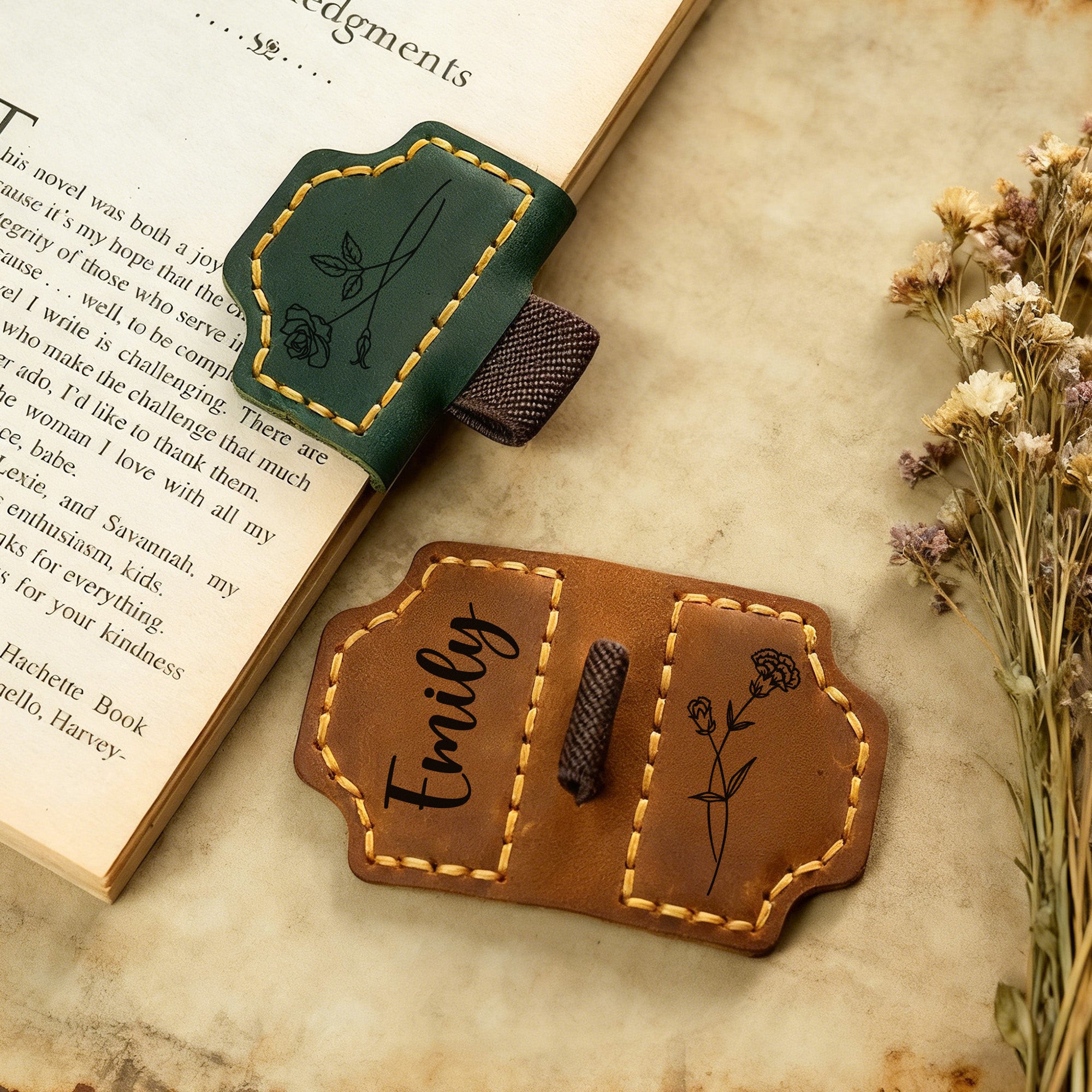 Personalizado Grabado Nacimiento Flor Marcapáginas de cuero Clip con nombre y titular de la pluma de uso diario de la oficina de cumpleaños de regalo para la familia amigo ratón de biblioteca