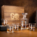 Decantador de whisky personalizado con 4 copas y nombre de personaje deportivo de dibujos animados Accesorio de bar Regalo para el día del partido para hombre Mujer Amante de los deportes