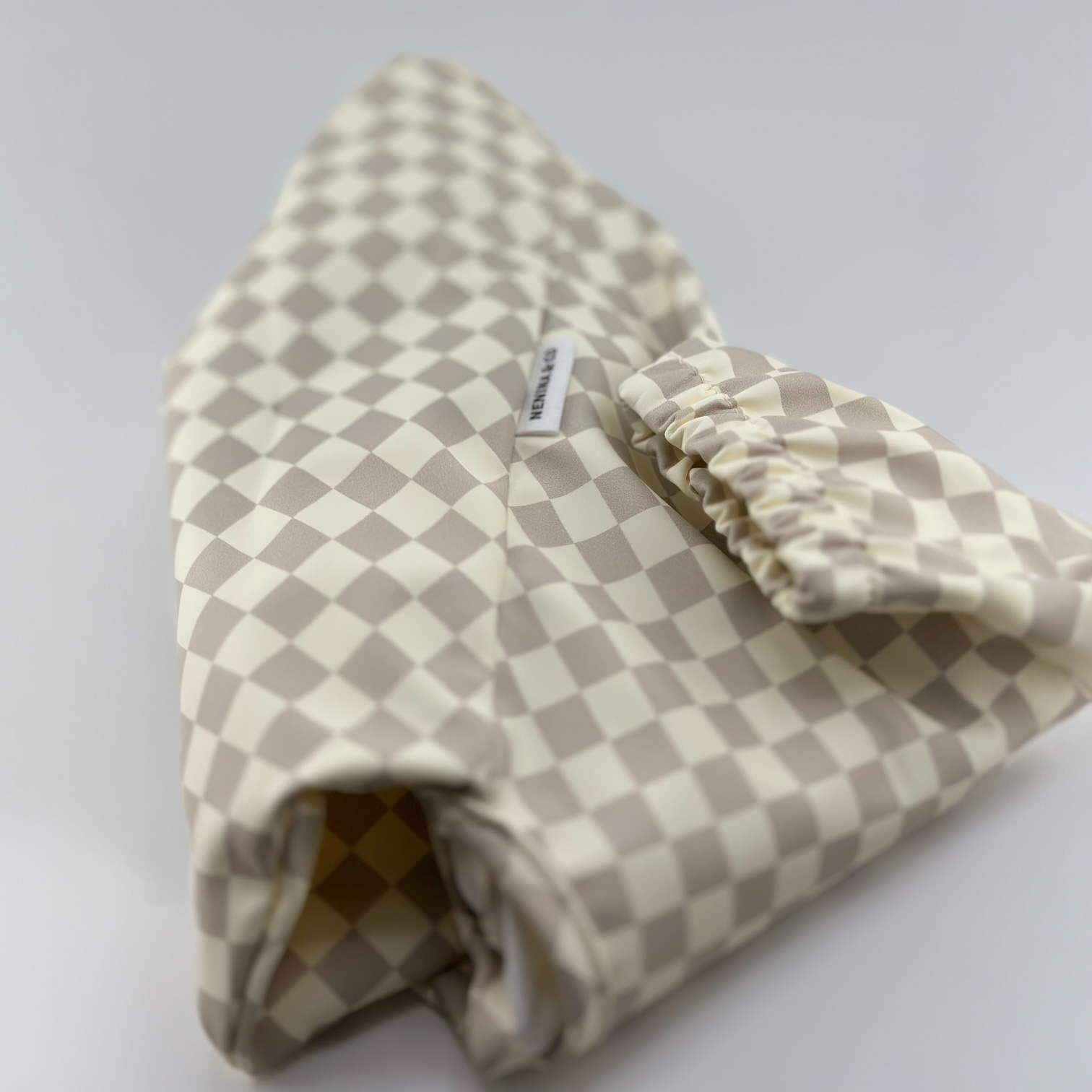 Babero con manga impermeable Vichy Beige Nenina & Co