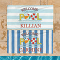 Personalizada Welcome to Our Pool Toalla de playa de rayas azules y blancas, de secado rápido, suave y de gran tamaño, con nombre Vacaciones de verano Fiesta en la playa Regalo de cumpleaños para niño