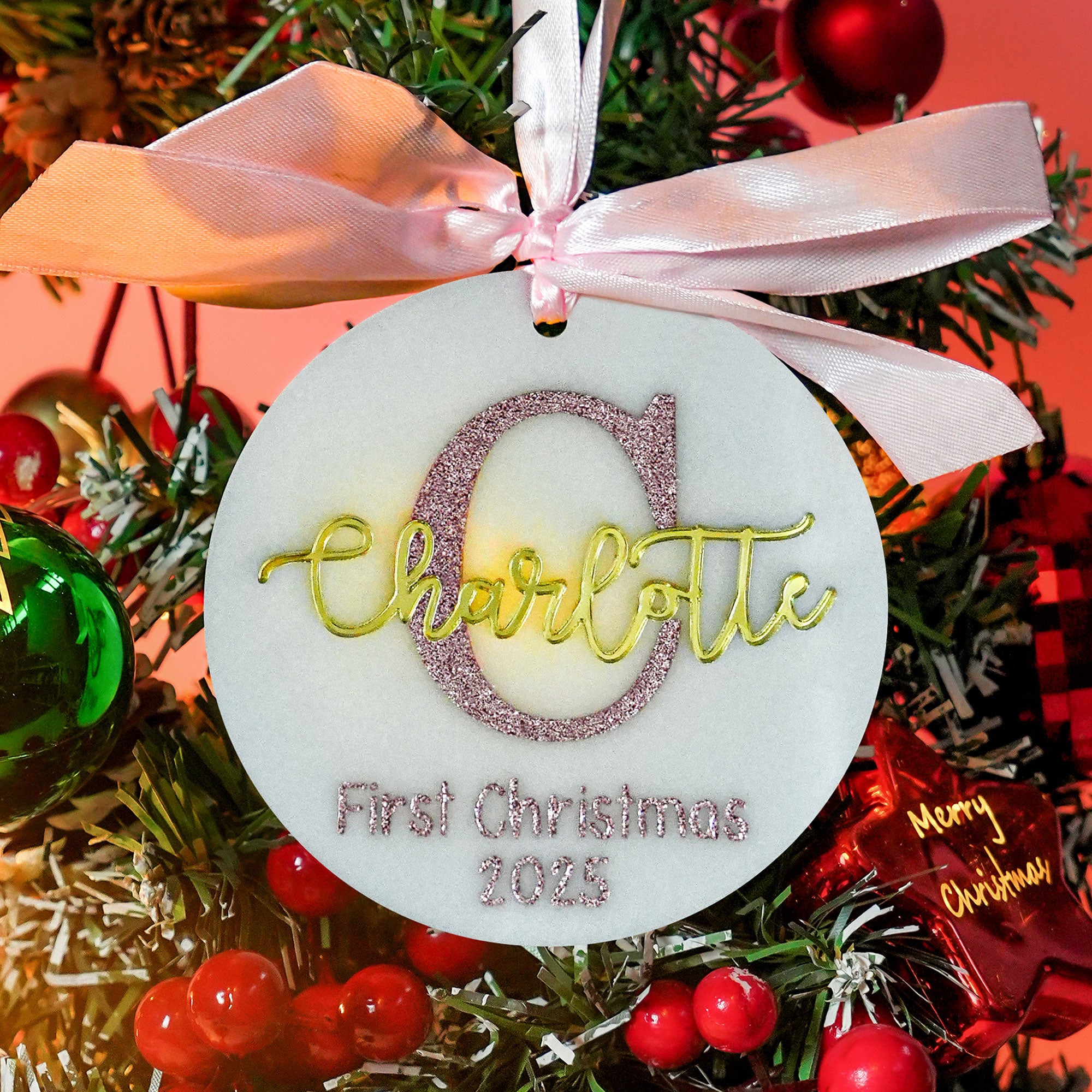 Primera Navidad personalizada Adorno de acrílico con lazo rosa e inicial de purpurina Decoración del árbol de Navidad Regalo para bebé niña