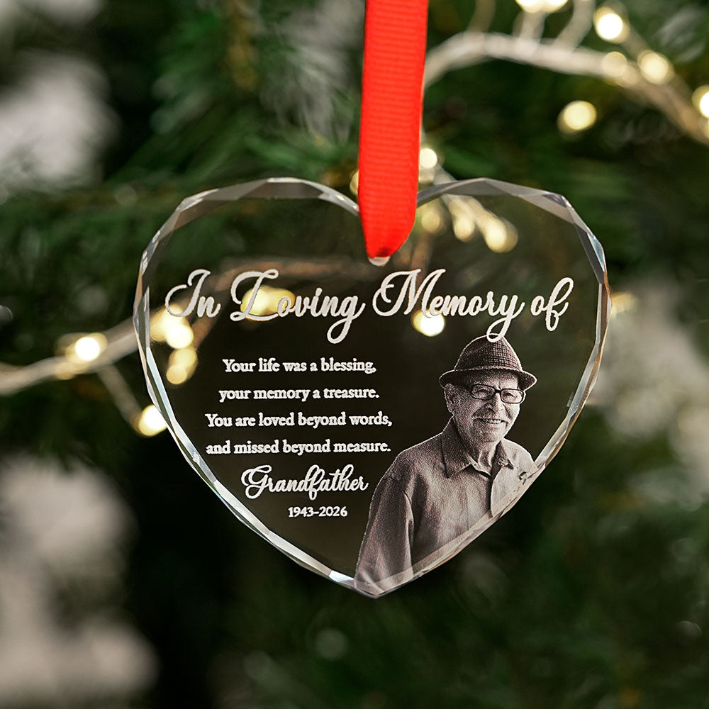 Adorno navideño personalizado en memoria de un ser querido con forma de corazón redondo con nombre y año