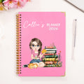 Cuaderno de espiral A5 con páginas semanales, mensuales y planificadoras Personalizado Cartoon Reading Girl Cat Book 2026 Regalo de cumpleaños para mujeres amantes de los libros