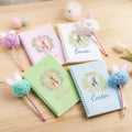 Cuaderno de espiral y juego de bolígrafo con pompón personalizados con el nombre Regalo de Pascua de vuelta al cole para niños y niñas