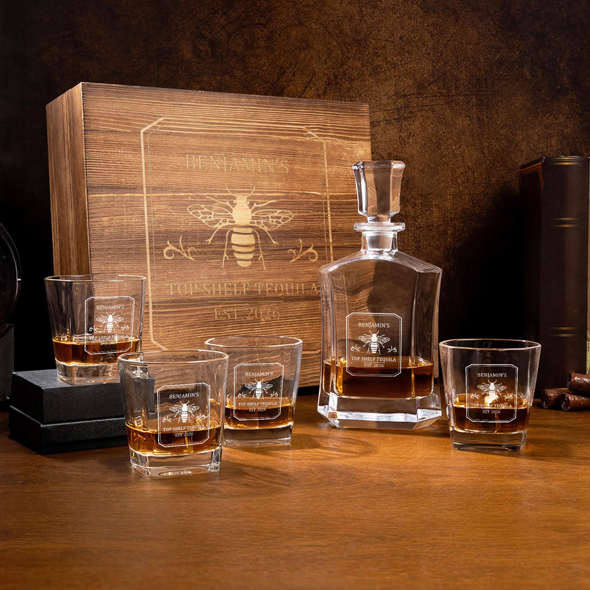 Juego de 4 Copas y Decantador de Tequila Personalizado con Insignia Vintage y Diseño de Abeja con Nombre y Año Grabados Regalo de Cumpleaños y Aniversario para Hombres Amantes del Tequila