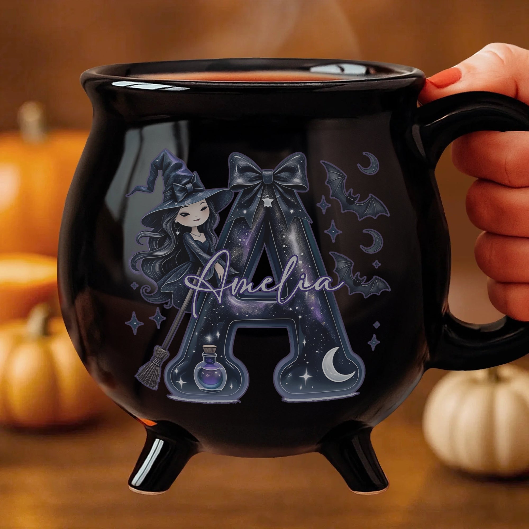 Taza de café de cerámica personalizada con la inicial de la bruja Caldero Negro con el nombre de Halloween Fiesta de regalos para amigos de la familia