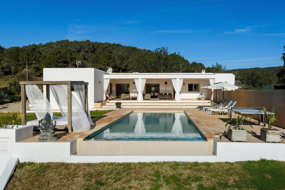 Comfy and Private Ibiza Villa in San Antonio