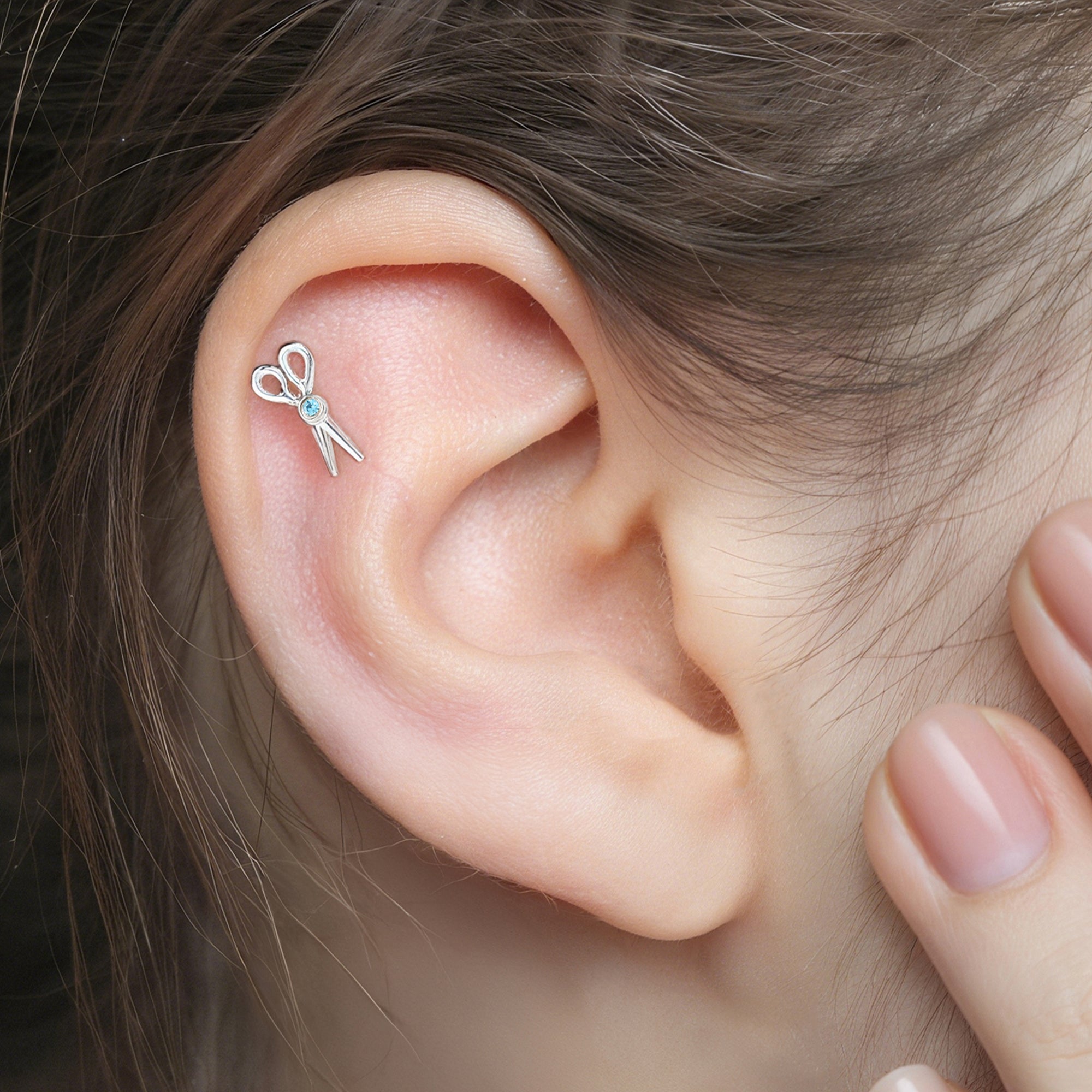 Personalizado Tiny Tijeras Cartilage / Stud Pendientes con piedra de nacimiento Ear Piercing Joyería Regalo de Aniversario para Estilista Peluquería Amantes Lesbiana