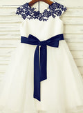A-line/Princess Scoop Neck Knee-Length Lace Organza Flower Girl Dress With Appliqued Lace