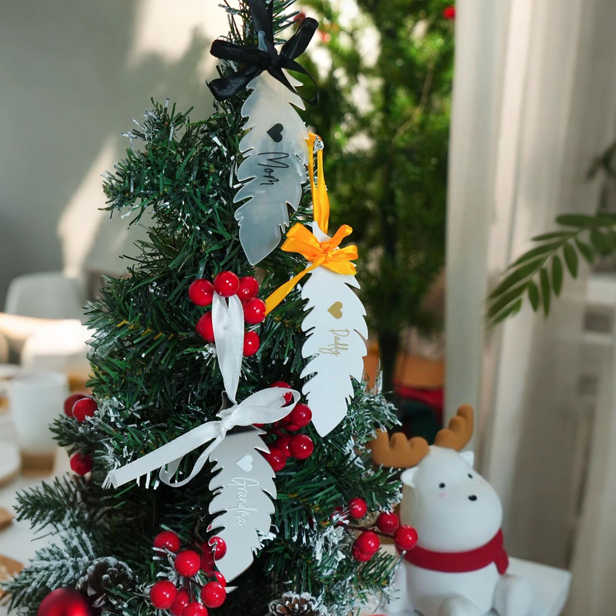 Corazón de plumas personalizado acrílico colgante ornamento con texto decoración del árbol de Navidad regalo conmemorativo para afligido padre hermano
