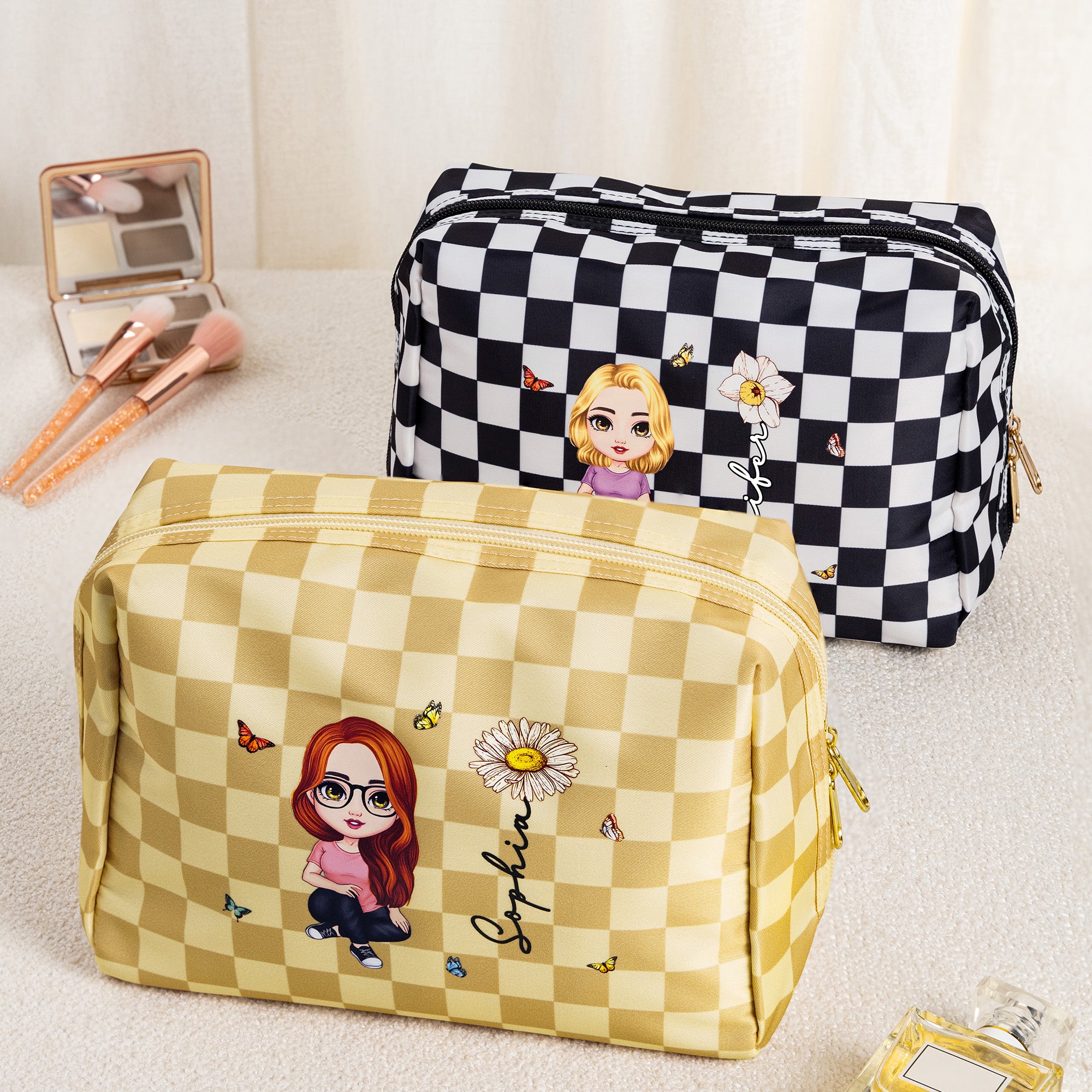 Personalizado Nacimiento Flor Caricatura Carácter Checkerboard PU Bolsa de maquillaje de cuero con nombre de viaje esencial regalo de cumpleaños para las mujeres niñas