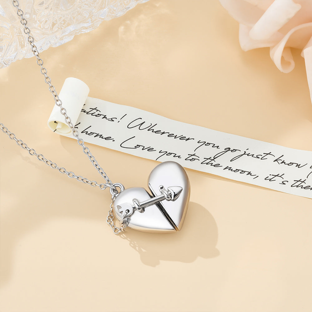 Personalizada delicada flecha a través del collar del relicario del corazón con la carta de amor Aniversario Día de San Valentín Cumpleaños regalo para ella
