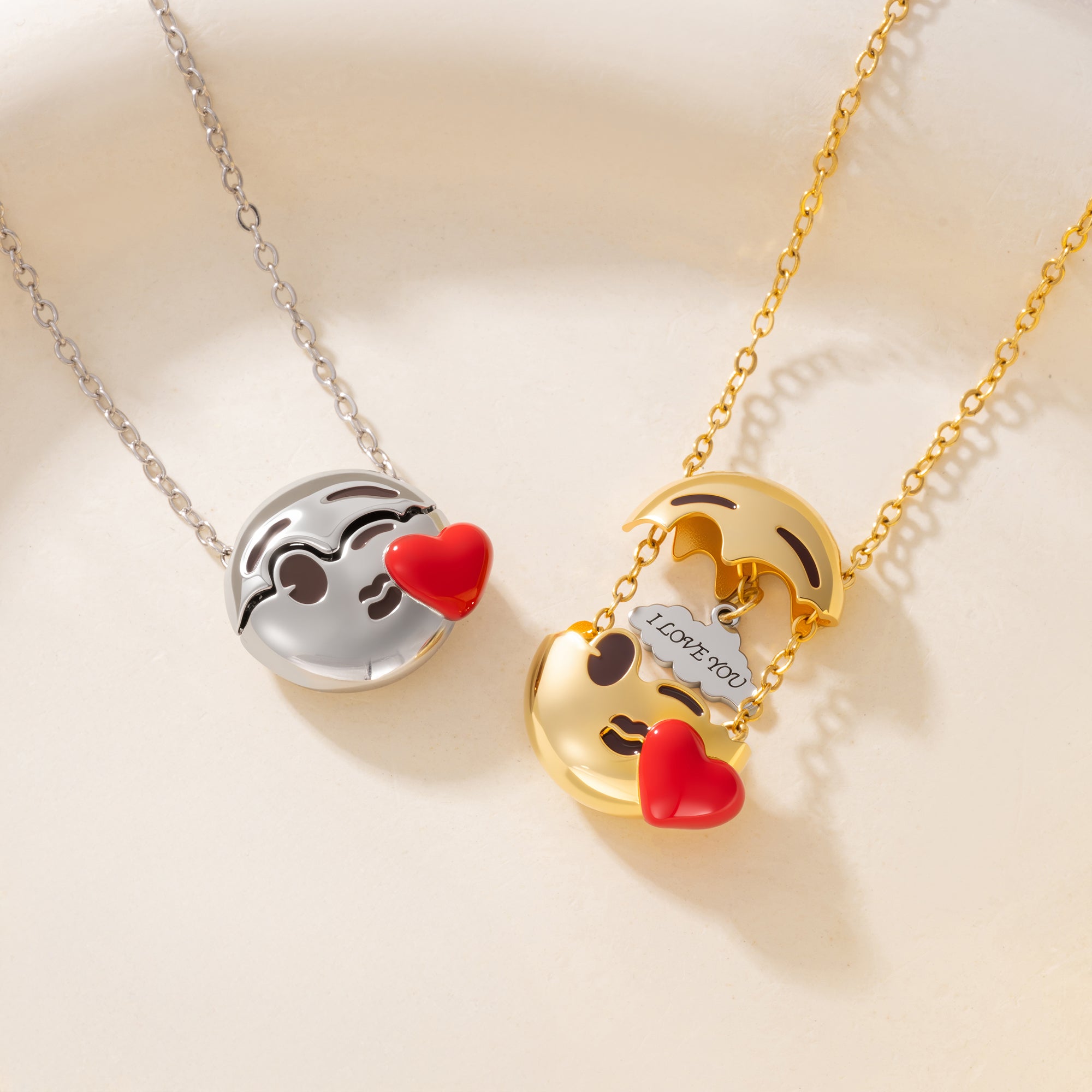 Beso personalizado emoji Explosión Nube Collar con texto Dainty Joyería Cumpleaños Aniversario Día de la Madre Regalo para Novia | Callie × emoji ™