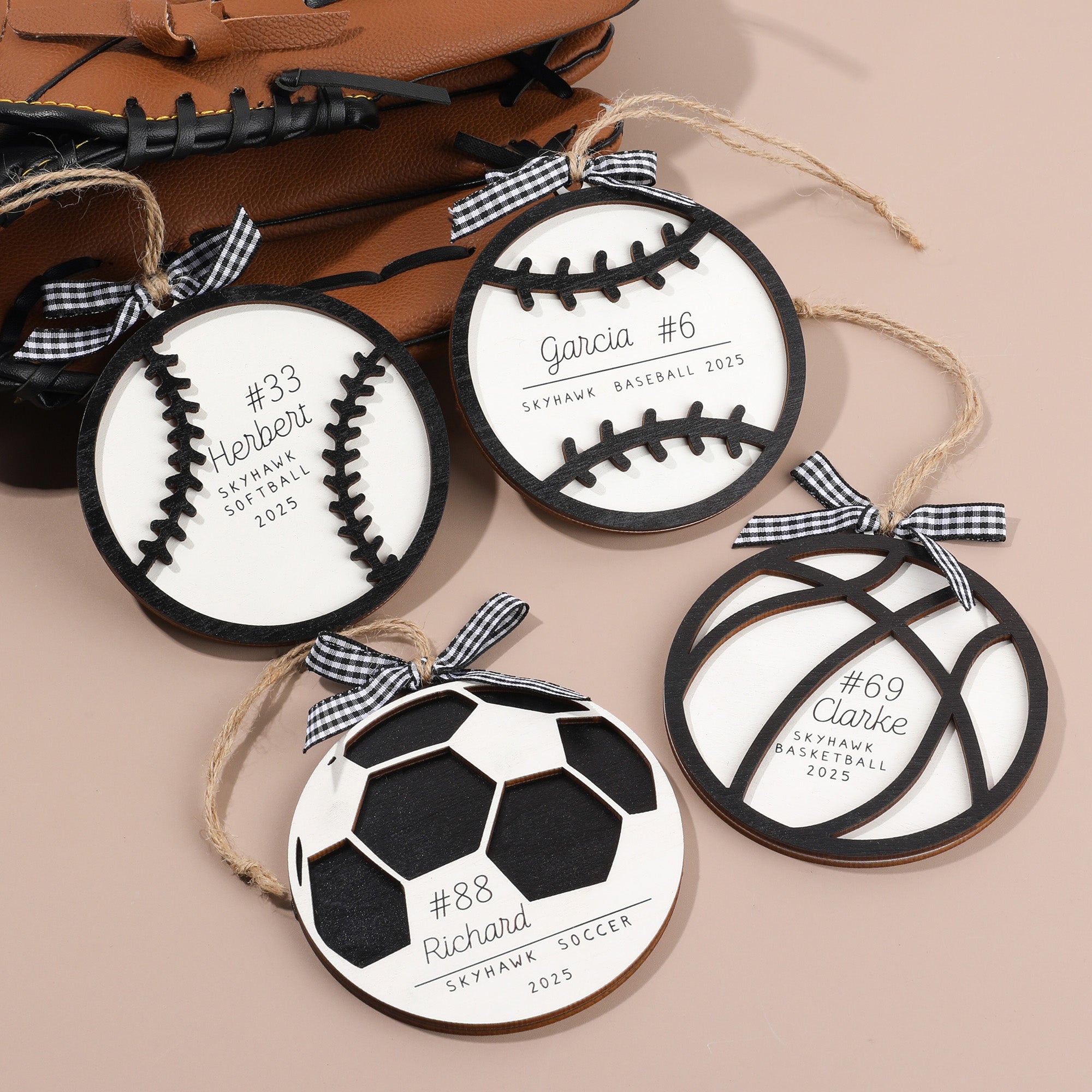 Adorno de madera personalizado en forma de balón deportivo con nombre, número y año Decoración del festival Regalo de Navidad para los amantes del deporte