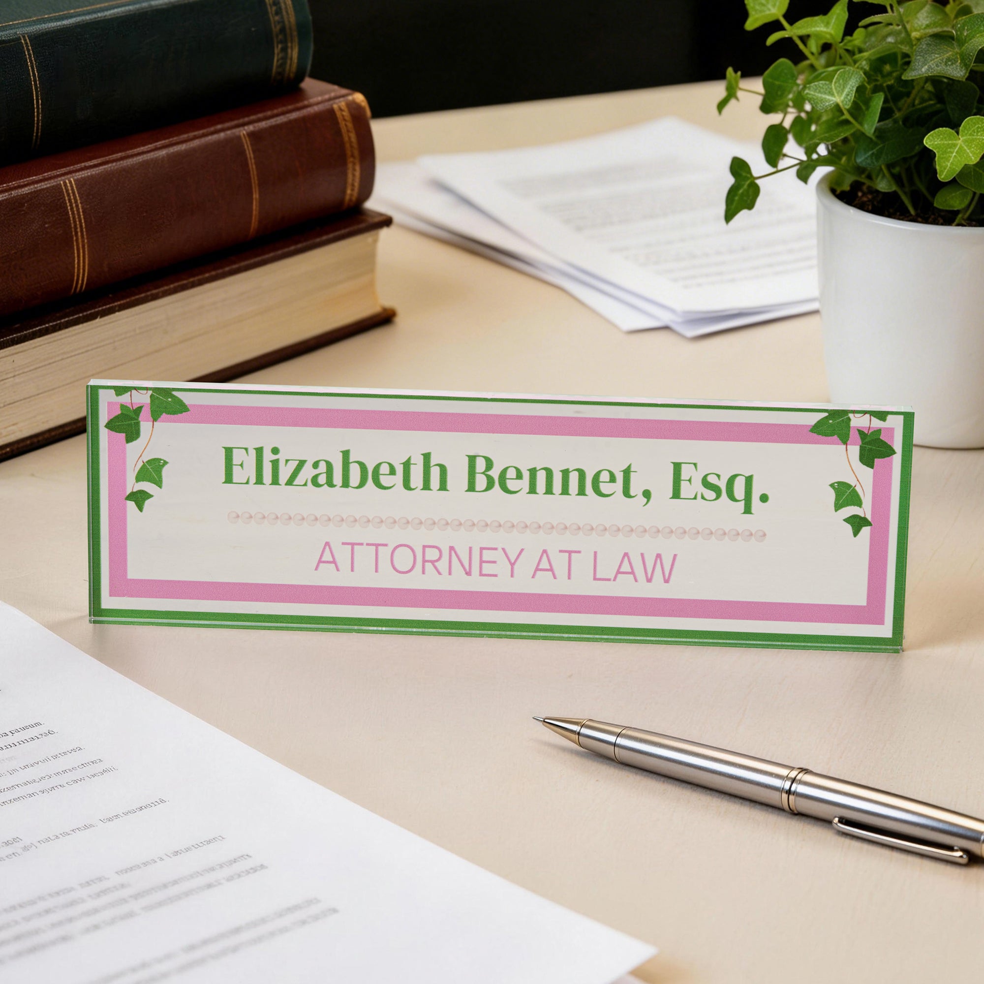 Personalizado AKA Rosa y Verde Ivy Signo Texto Placa de escritorio de acrílico con soporte Graduación Cumpleaños Sororidad Regalo para Miembros Graduados Hermanas