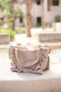 Bolso de crochet color beige con volantes