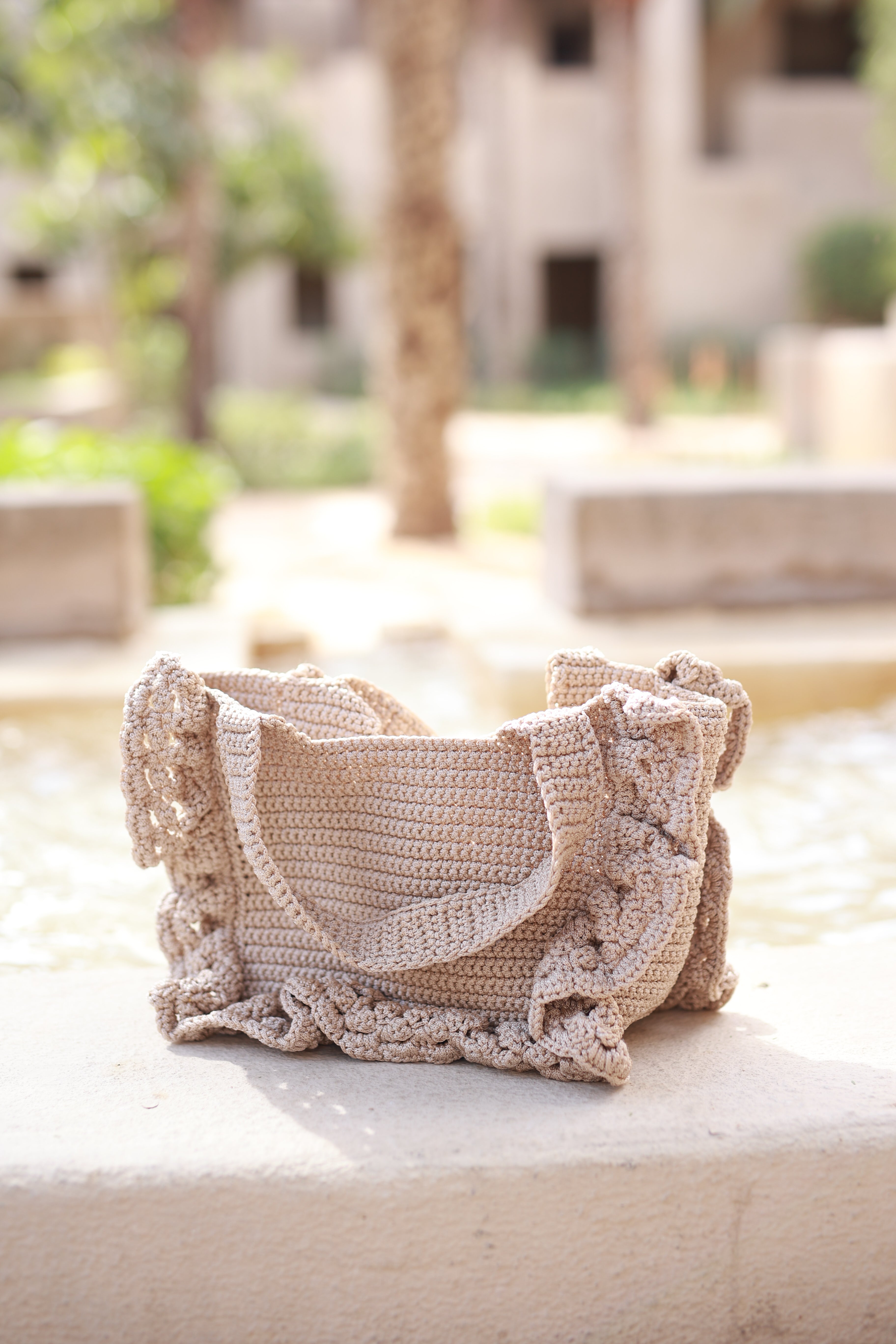 Bolso de crochet color beige con volantes