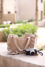 Bolso de crochet color beige con volantes