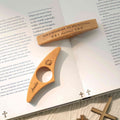Personalizado Nacimiento Flor Biblia Versículo Madera Pulgar Libro Titular de la página con el texto grabado Libro Accesorios Regalo de cumpleaños para Bookworm cristiana