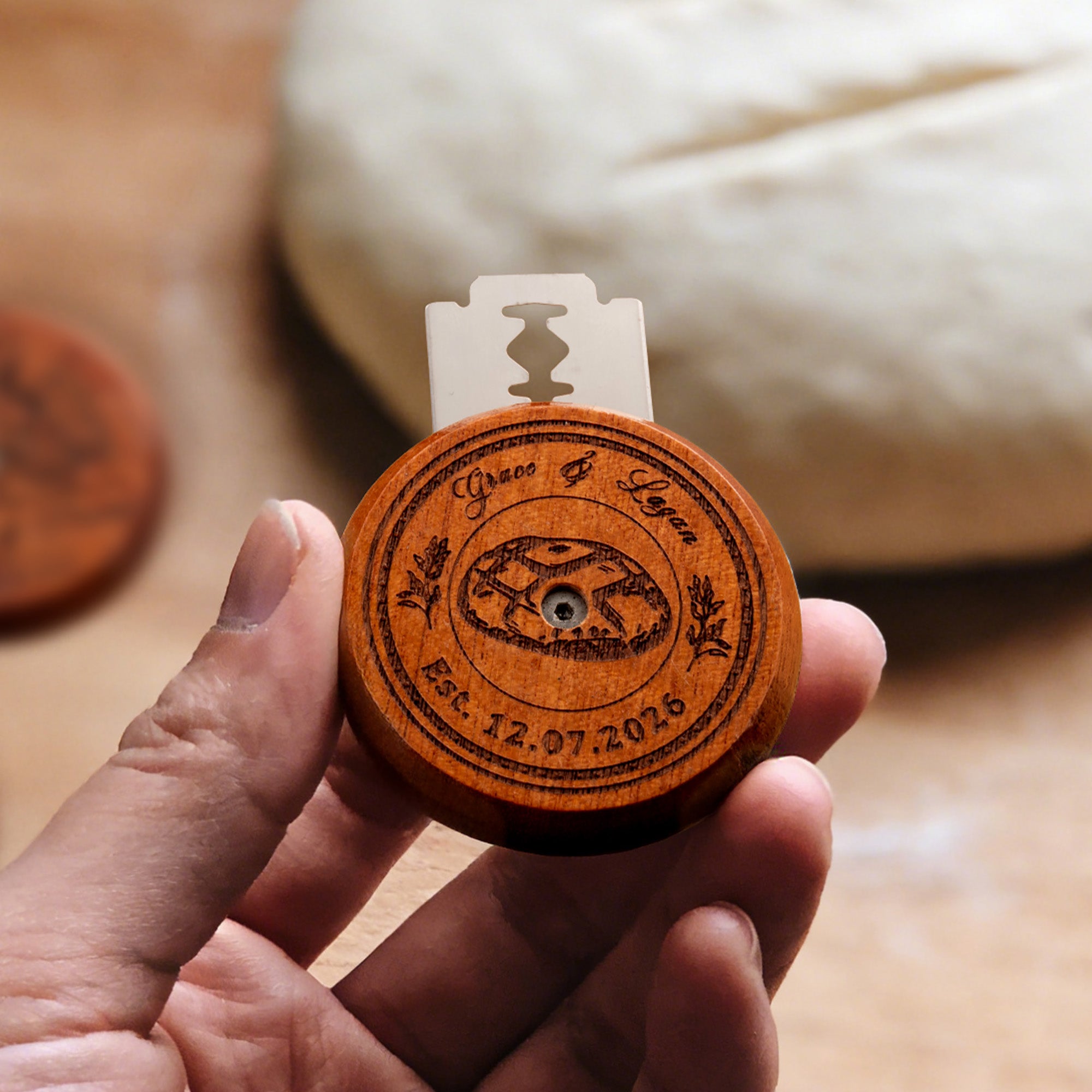Cojín de pan de madera personalizado OVNI multiestampado con nombre, texto y fecha para regalo de compromiso de San Valentín para parejas de panaderos
