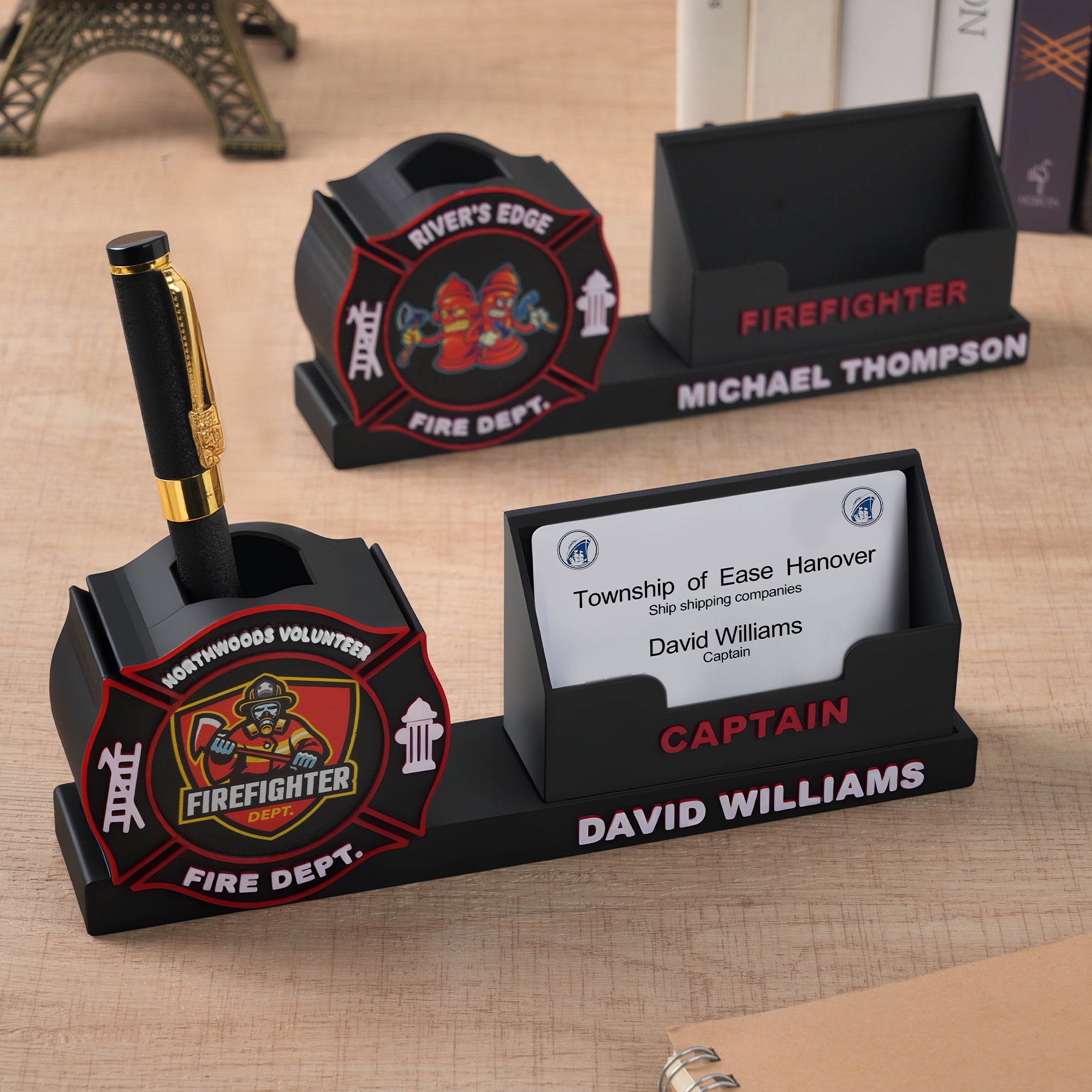 Personalizado 3D impreso bombero pluma titular de la tarjeta de visita con el nombre y el logotipo de la oficina de decoración de escritorio Apreciación regalo de cumpleaños para el bombero
