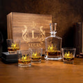 Escudo de Oro Personalizado Nombre Inicial Whisky Decantador Caja de Madera y 2 Copas Cumpleaños Día del Padre Regalo para los amantes del whisky