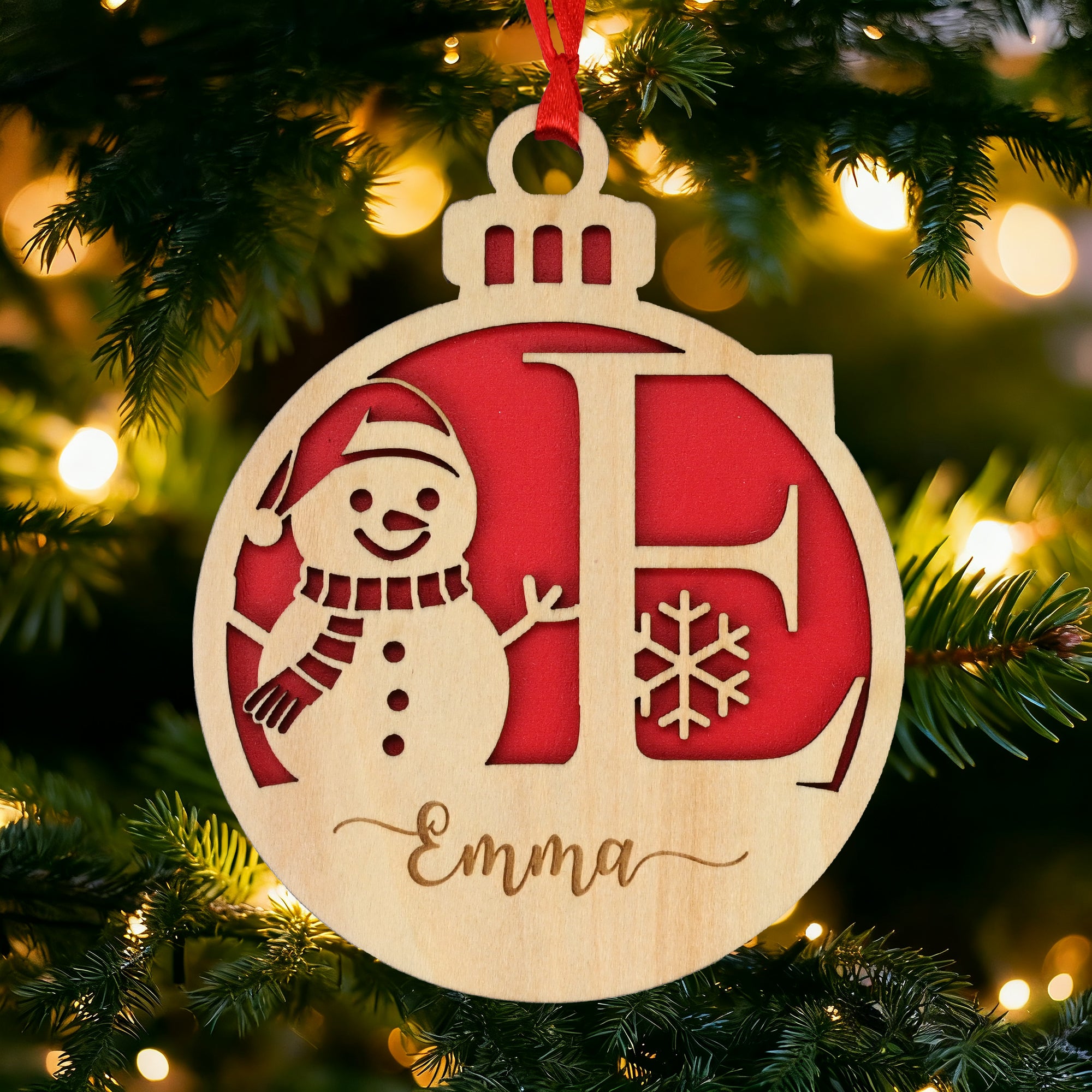 Adorno navideño personalizado de madera con forma de copo de nieve, inicial del nombre y cordón Decoración del hogar Regalo navideño para la familia