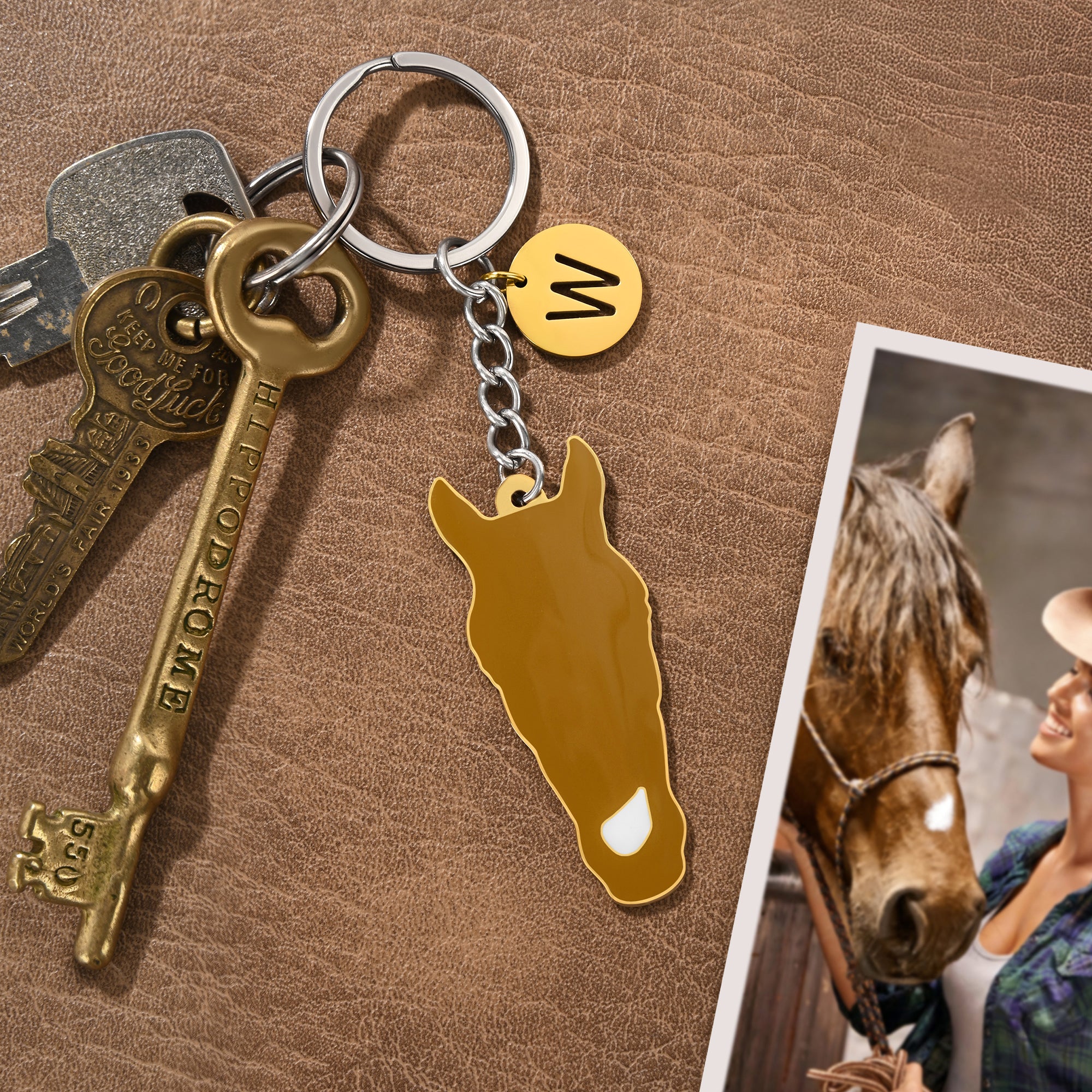 Llavero personalizado de silueta de marca facial de caballo con letra Regalo de aniversario del día del juego para el amante de los caballos