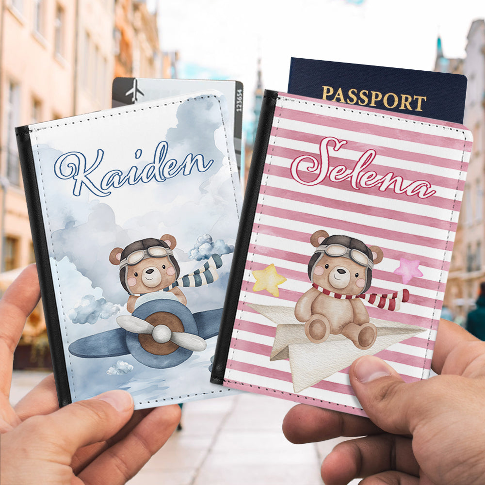 Personalizado de dibujos animados pequeño oso piloto de cuero de la PU Pasaporte titular con el nombre de cumpleaños de vacaciones de verano de regalo de vacaciones para los niños amantes de los viaje