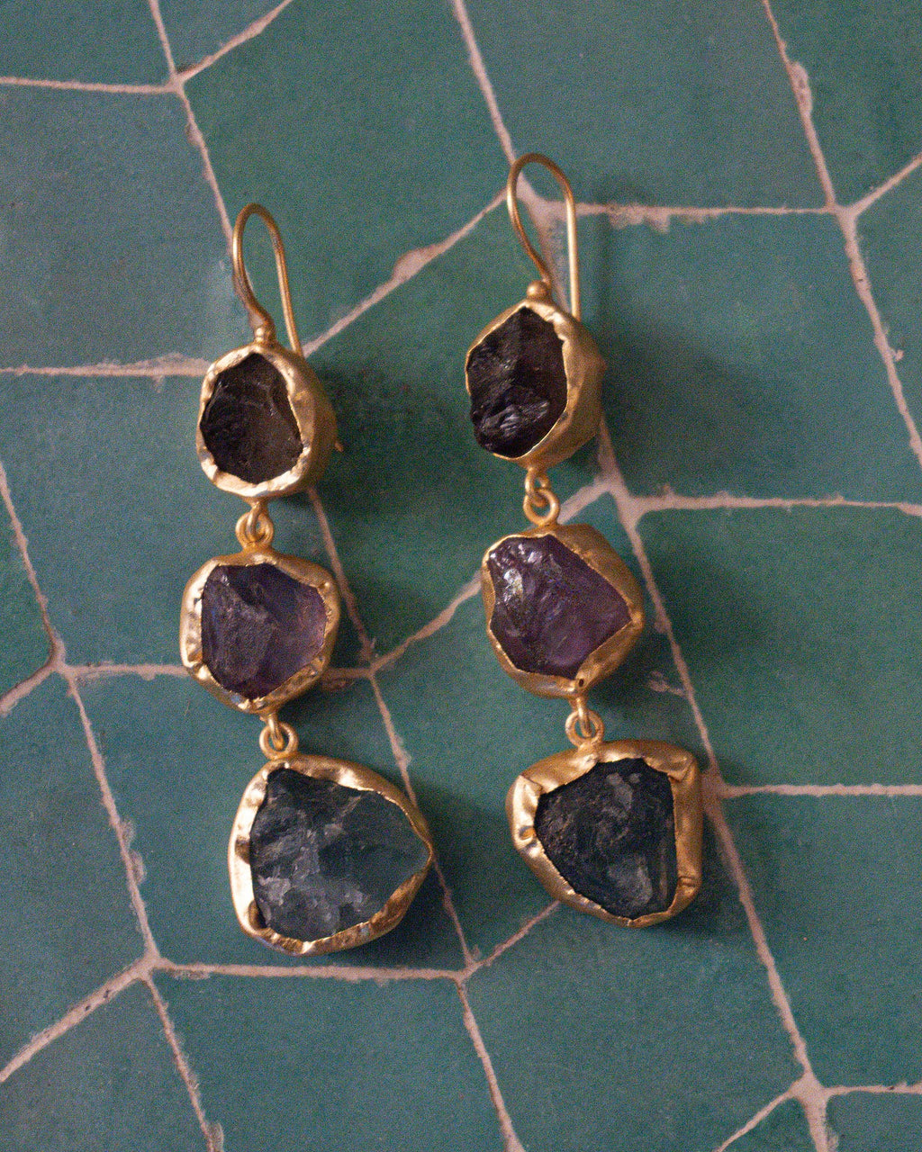 Pendientes de tres piedras multicolor