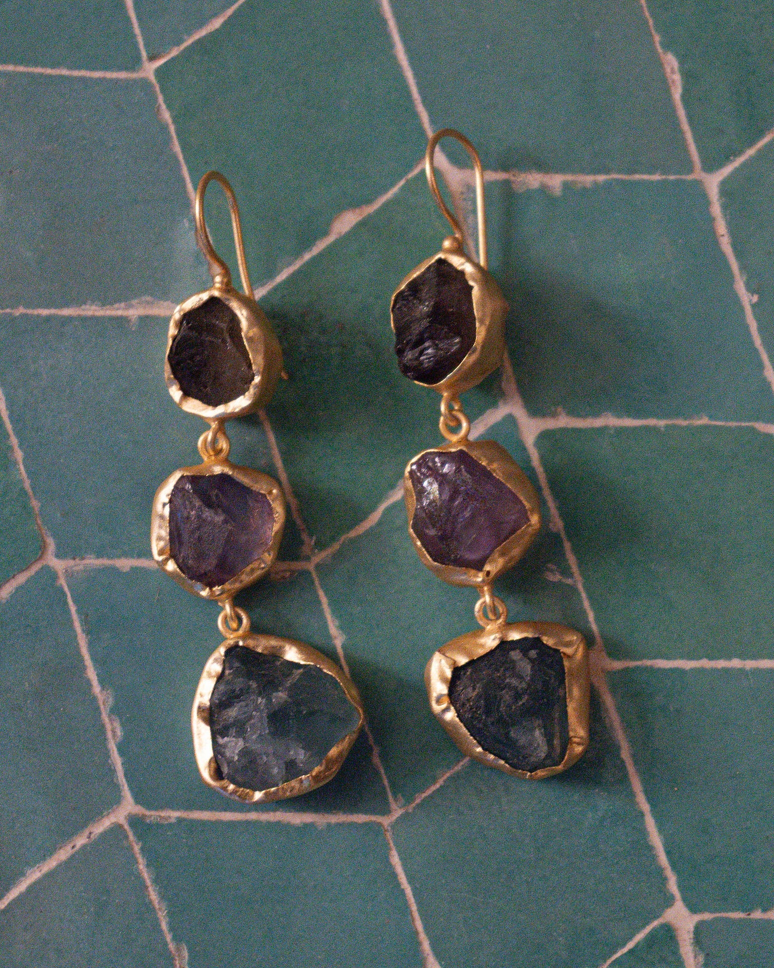 Pendientes de tres piedras multicolor
