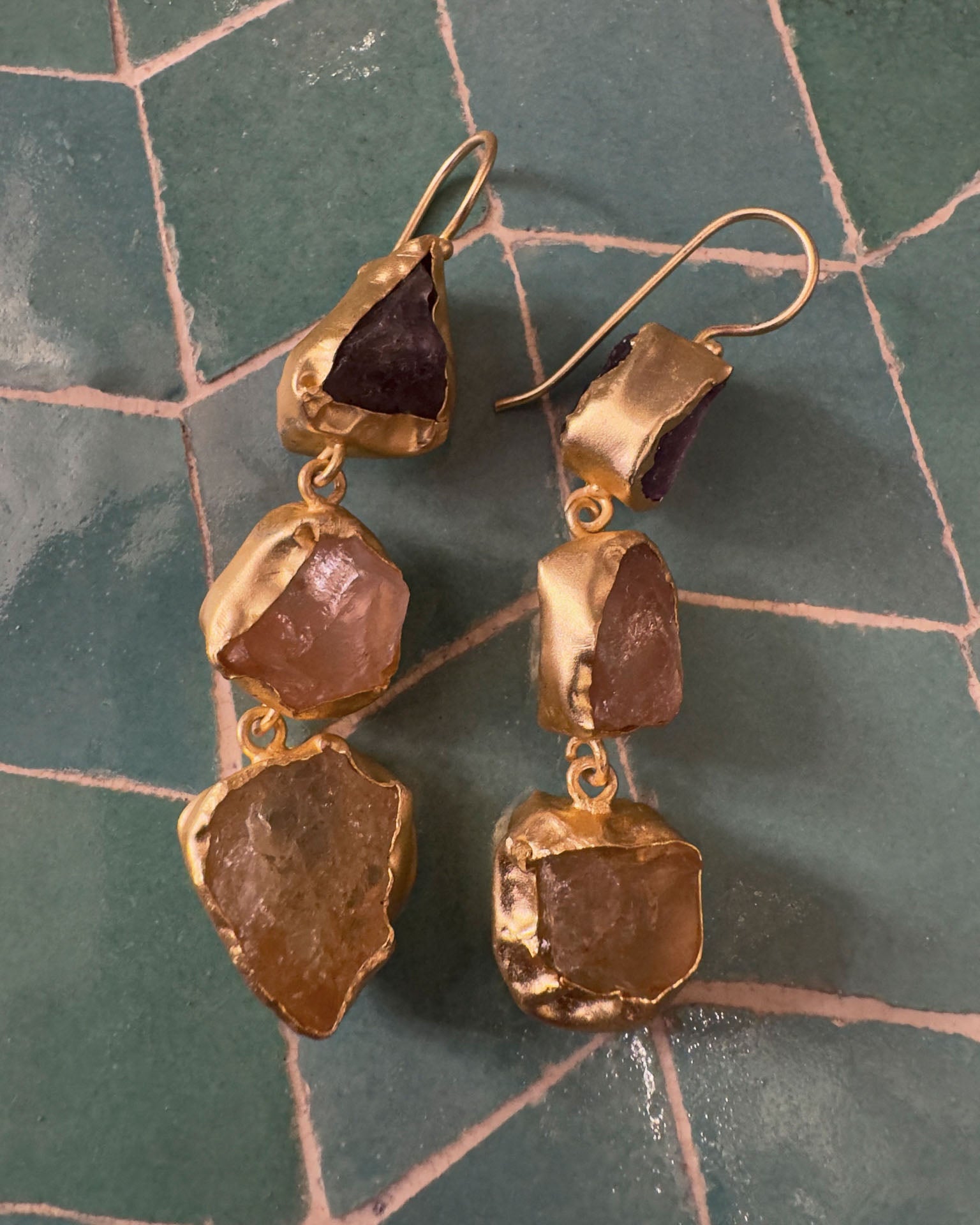 Pendientes de tres piedras multicolor