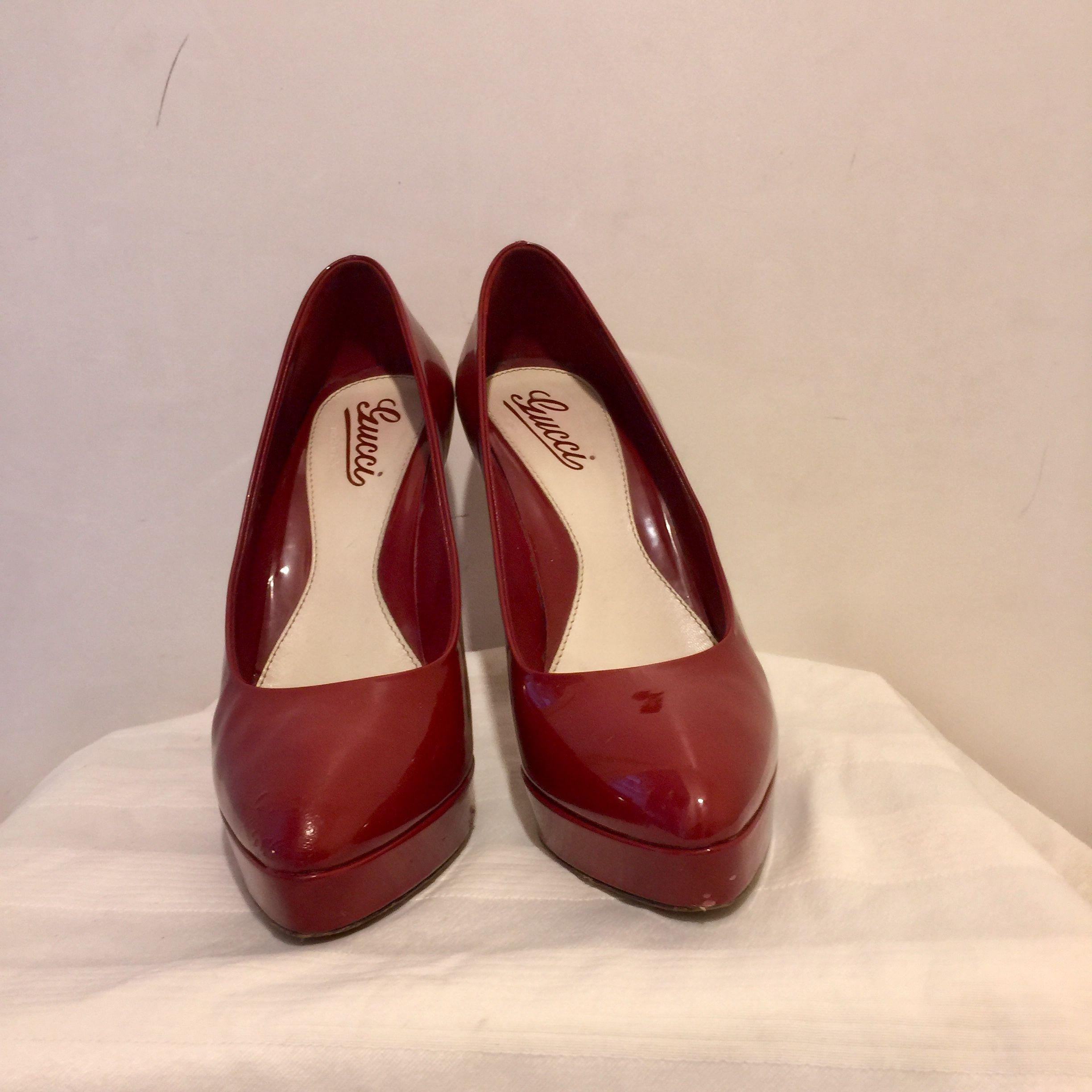 Red patent leather platform heeled pumps