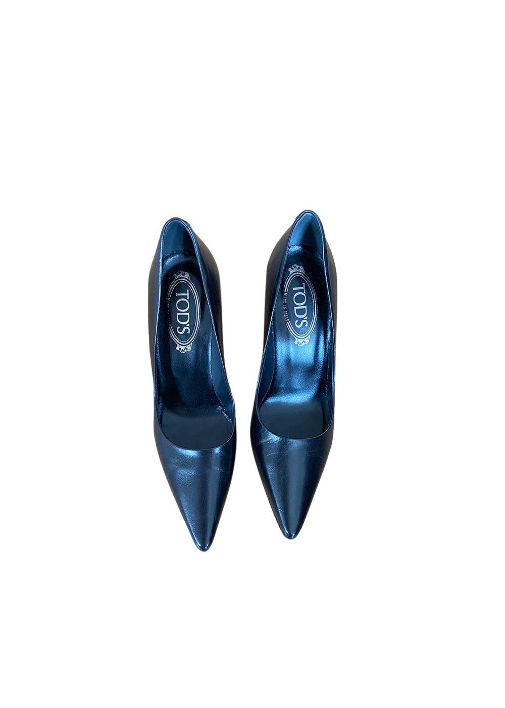 Black leather point toe heeled pumps